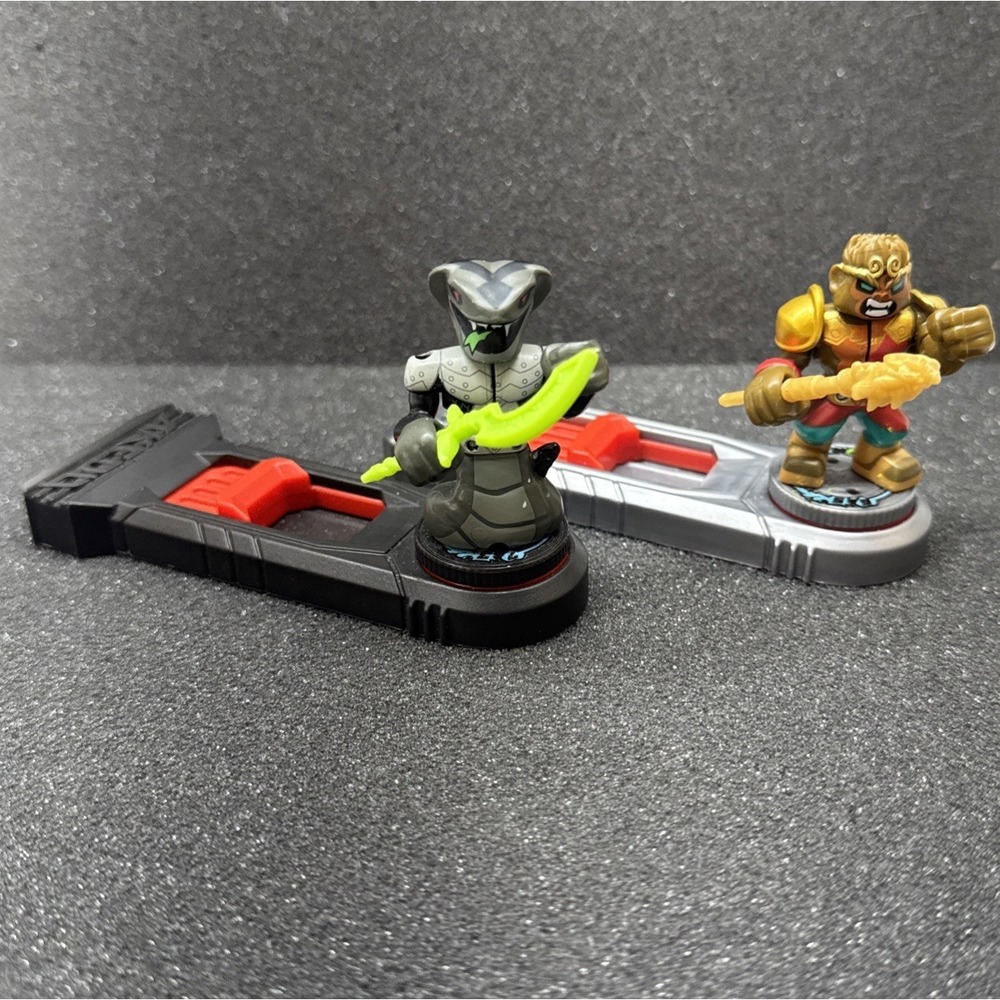 AKEDO Ultimate Arcade Warriors Mini Battling  Figures - STEELFANG vs EPIC GOKONG